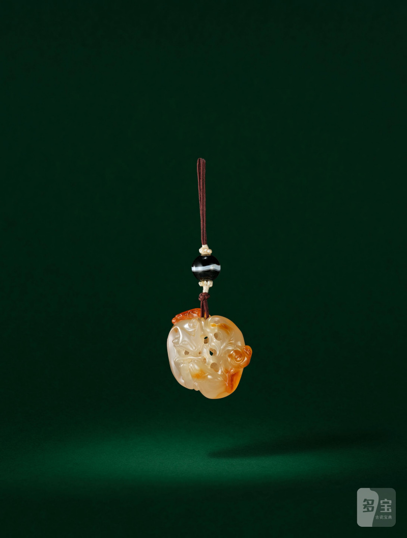 清十八/十九世紀 瑪瑙巧雕「如意雙歡」珮 | A FINE CHALCEDONY AGATE 'PAIR OF BADGERS' PENDANT - 图3